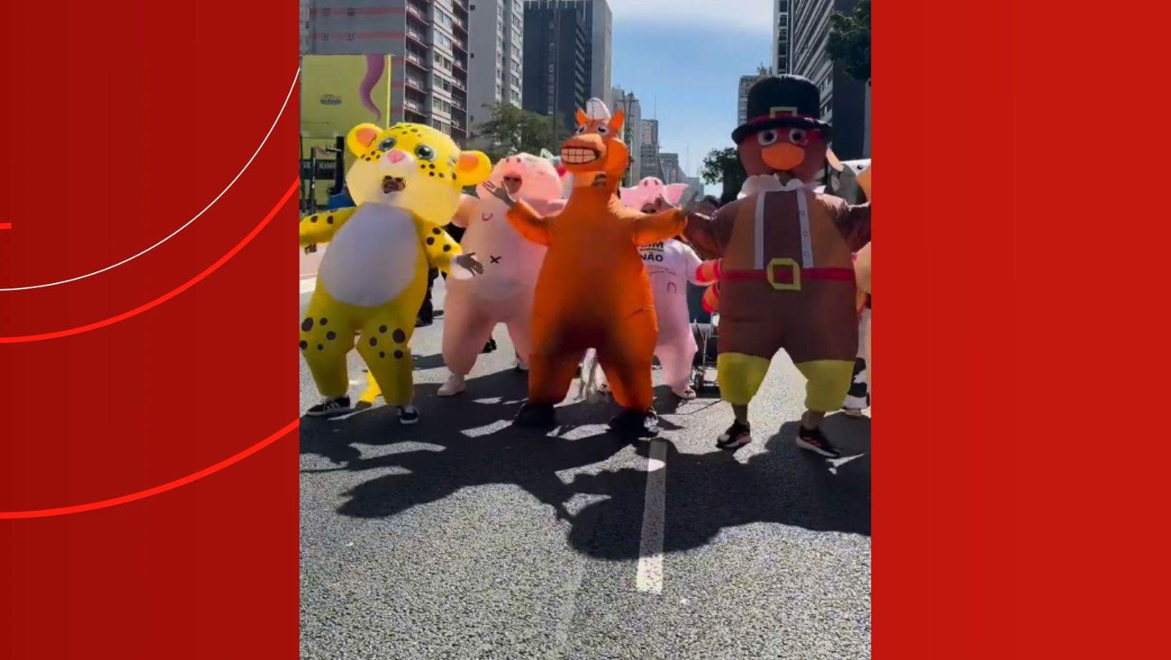 Grupo fantasiado de animais viraliza ao dançar toada do Boi Garantido na Avenida Paulista