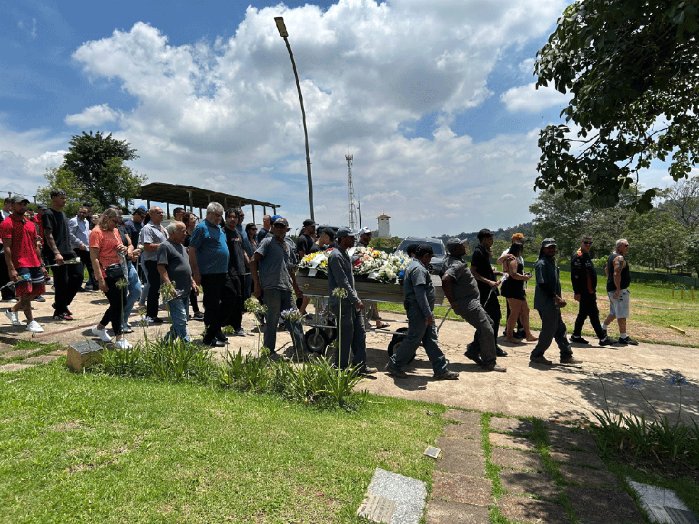 Parentes e amigos se despediram de Raphael durante enterro do rapaz atropelado e morto pela namorada — Foto: Guilherme Pimentel/TV Globo