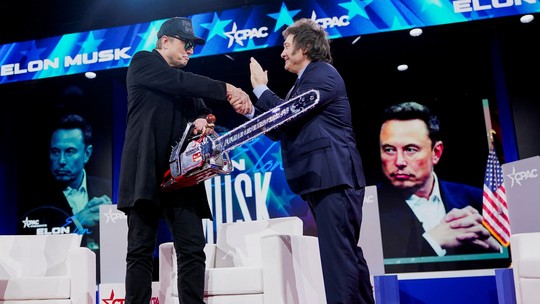 Elon Musk indica ter se arrependido de erguer motosserra ao lado de Milei em evento: 'Faltou empatia' - Bilionário respondeu no X a uma crítica que dizia que ele se preocupou mais em parecer 'descolado' do que em apresentar resultados. No contexto está megaprojeto fiscal de Trump.