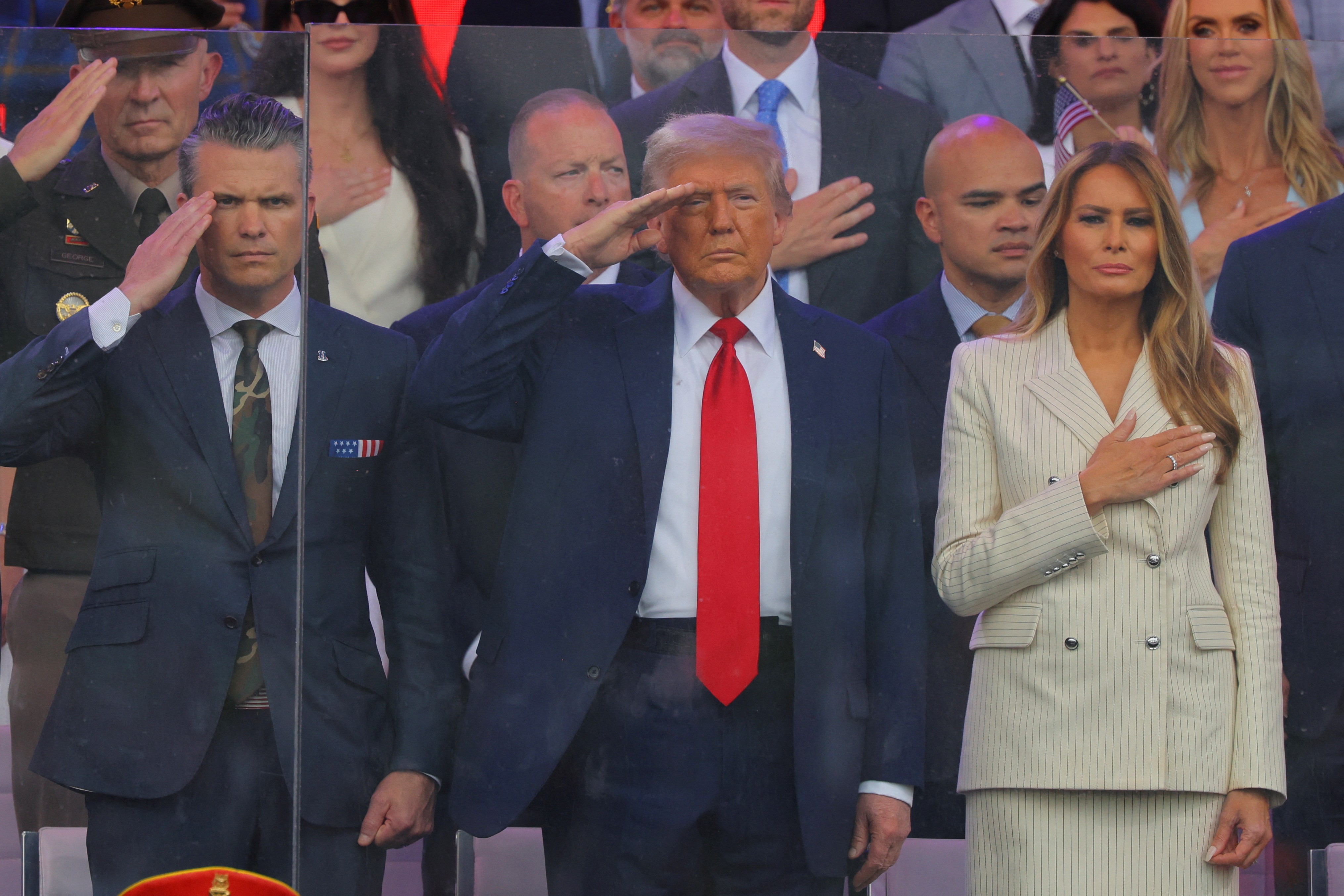 Trump participa de desfile militar no dia de seu 79º aniversário e em meio a protestos em todo o país