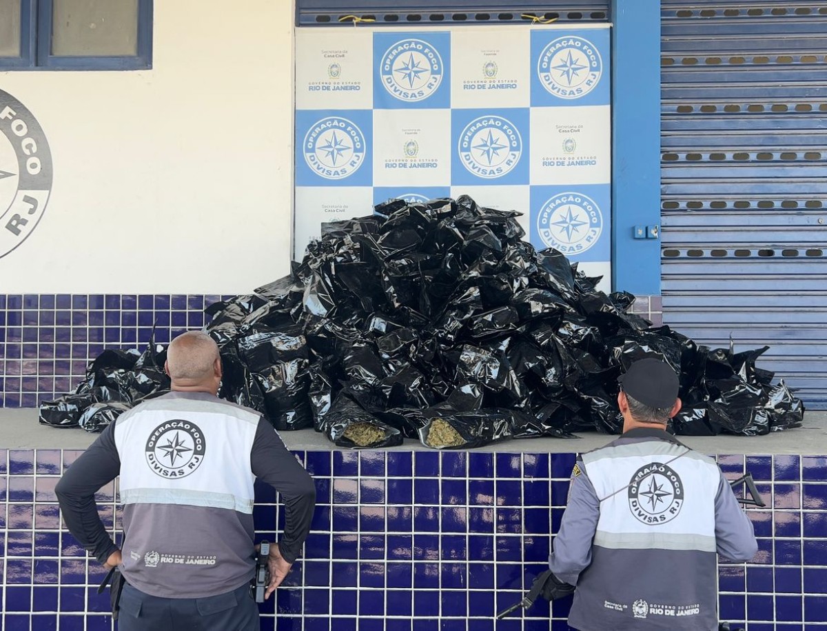Homem é preso com cerca de 300 kg de skunk na Via Dutra, em Itatiaia