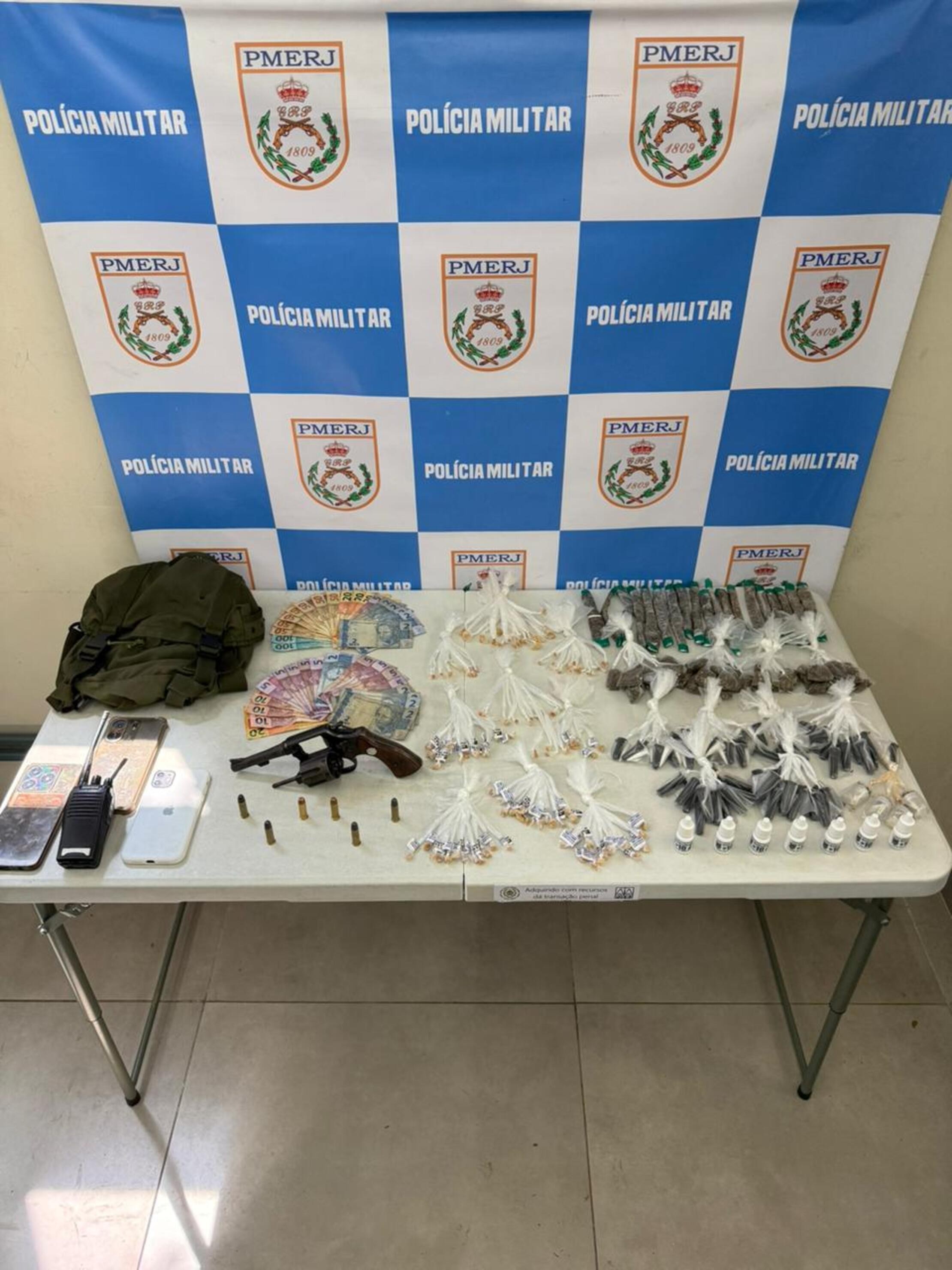 Quatro suspeitos são presos com drogas e arma em Volta Redonda