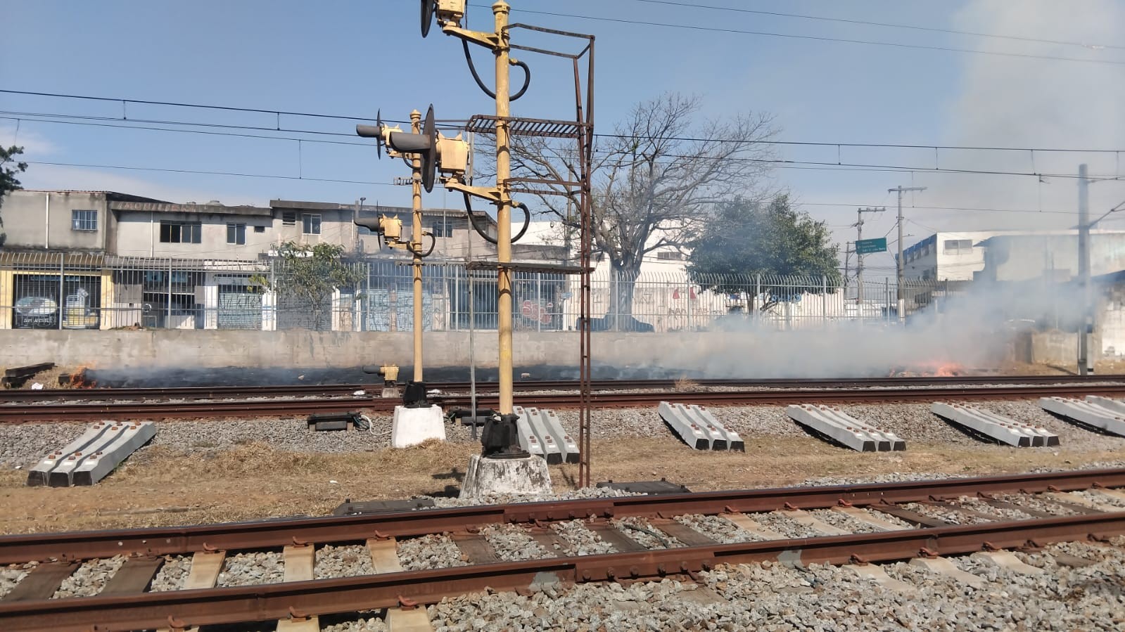 Incêndio afeta intervalo na circulação dos trens da linha 12 da CPTM