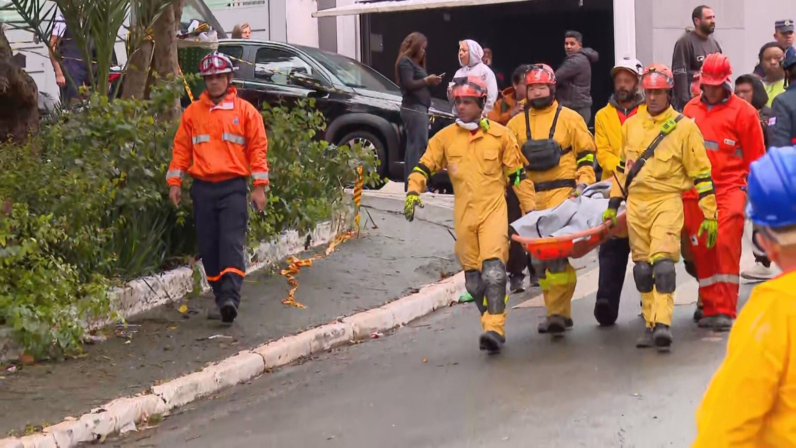 Bombeiros encontram corpo de criança desaparecida após desabamento de prédio em SP; 6 pessoas morreram