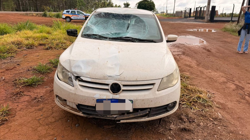 São Gotardo: Corredor fica gravemente ferido ao ser atropelado por carro que desviava de caminhão em ultrapassagem na MG-235