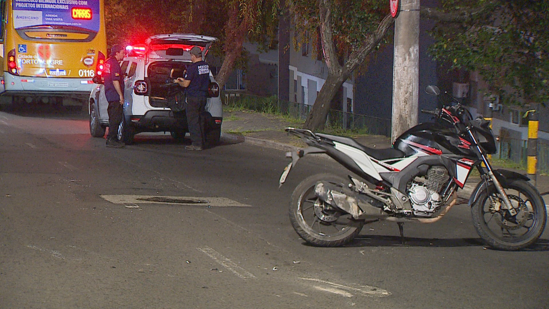 Motocicleta vai parar embaixo de ônibus e homem morre em acidente em Porto Alegre