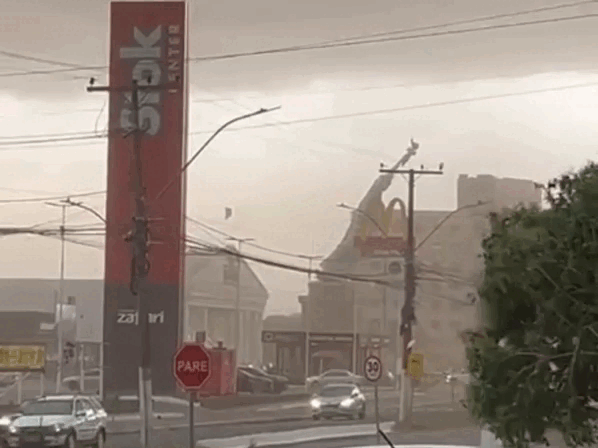 VÍDEO: estátua da Havan desaba durante temporal no RS