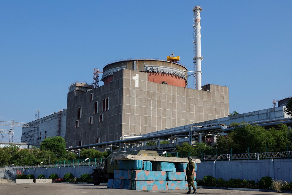 Soldado russo vigia acesso à central nuclear de Zaporizhzhia, na Ucrânia.  — Foto: Alexander Ermochenko/ Reuters