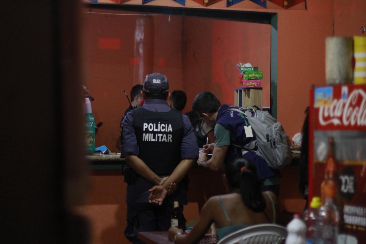 Bebidas vencidas e adulteradas são apreendidas em bares e adegas durante operação em Manaus