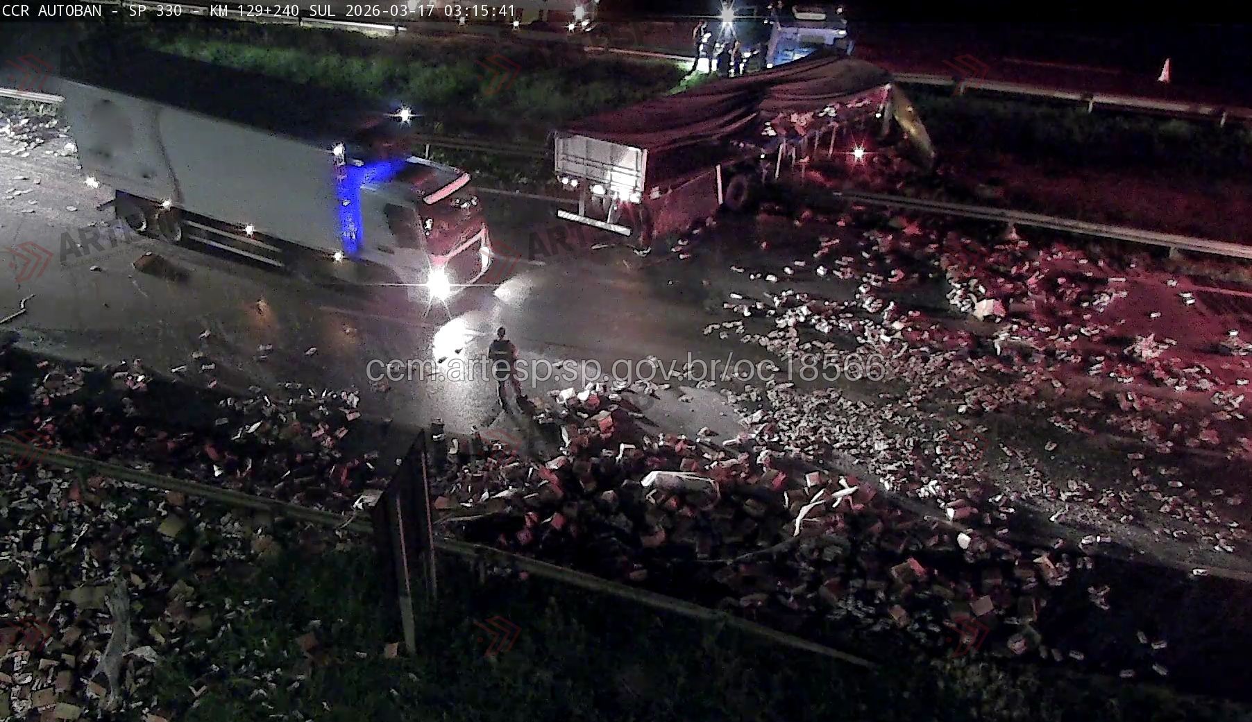 Carga de leite tomba e interdita faixas da Rodovia Anhanguera, em Americana