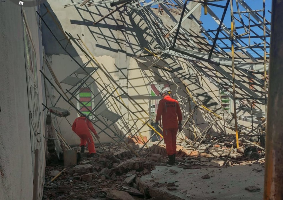 Caso aconteceu quando operários trabalhavam na obra de requalificação da Igreja São Judas Tadeu — Foto: Corpo de Bombeiros