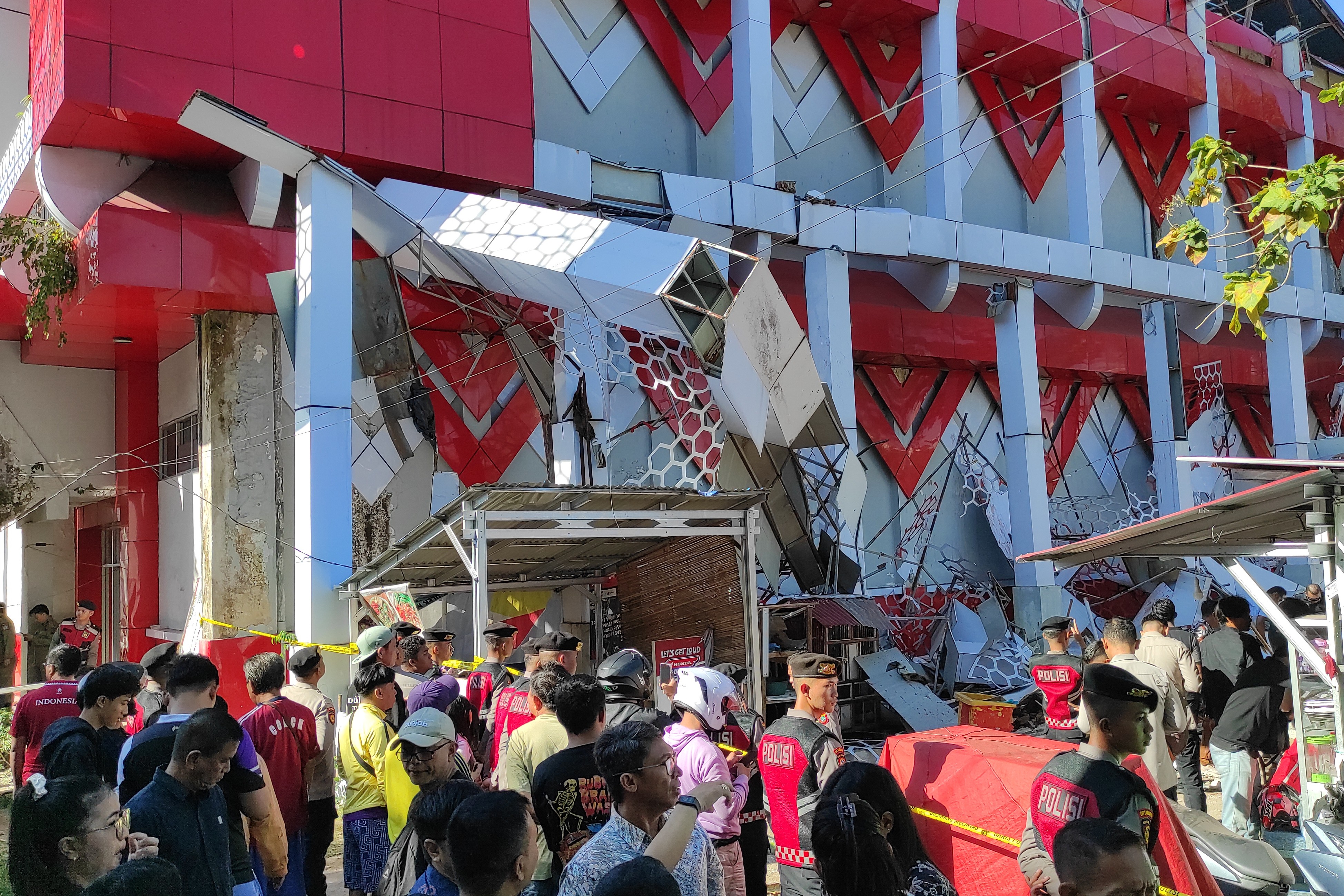 Idosa morre após terremoto de magnitude 7,8 atingir ilha da Indonésia e derrubar prédios