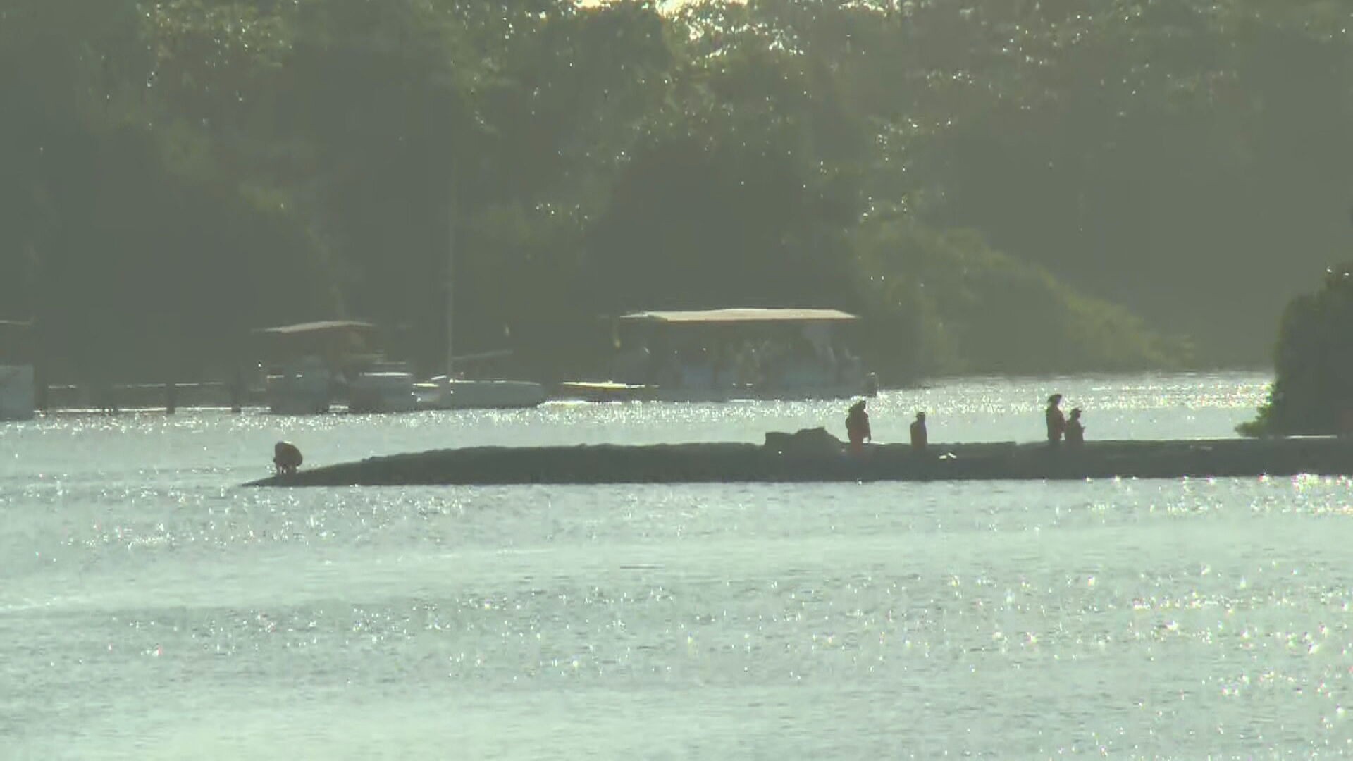 Tubo do emissário submarino emerge na Lagoa de Marapendi, na Barra; veja imagens