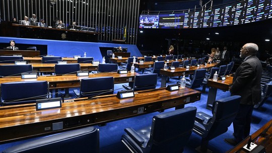Flávio Bolsonaro muda posição e diz que votará a favor do fim da escala 6x1