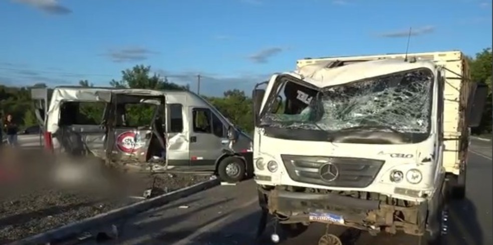 Colisão entre van e caminhão deixa seis mortos na Bahia — Foto: TV São Francisco