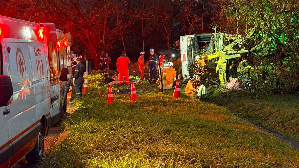 ‘Eu abracei meu noivo e disse que iríamos morrer’, relata sobrevivente de acidente com ônibus em Petrópolis