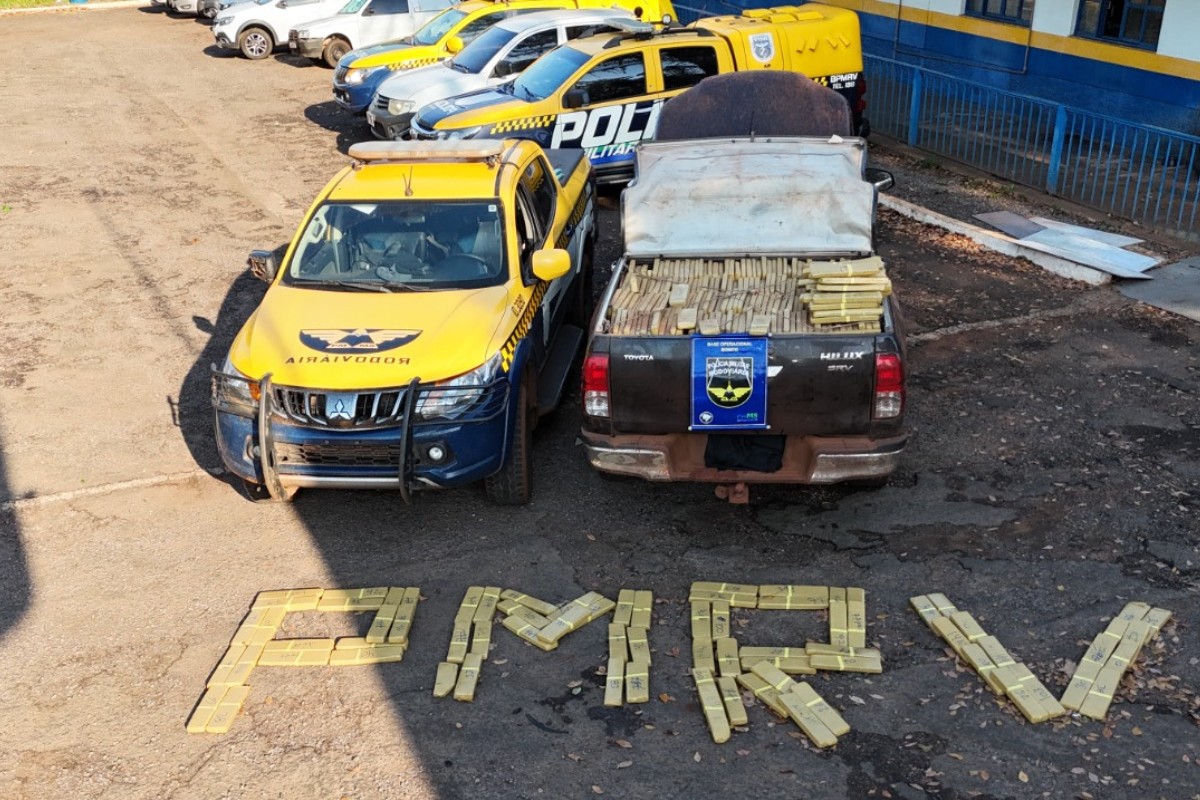Motorista atola caminhonete furtada com 1,2 tonelada de maconha e foge a pé pelo mato em MS