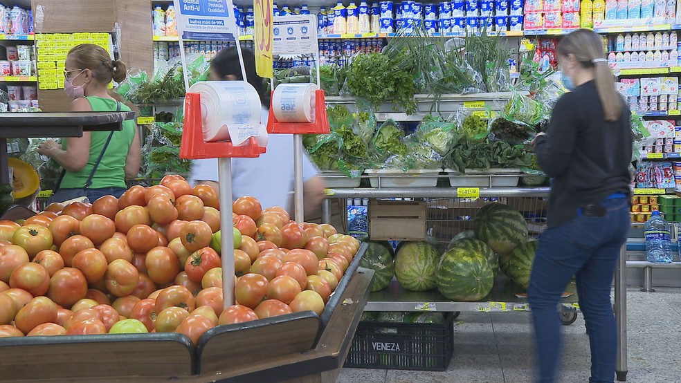 Consumidores compram em supermercado de Brasília (DF) — Foto: TV Globo/Reprodução