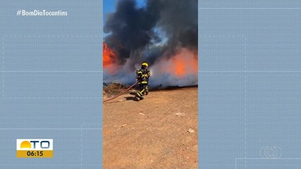 Fogo atinge depósito de materiais recicláveis e espalha fumaça preta no céu de Araguaína