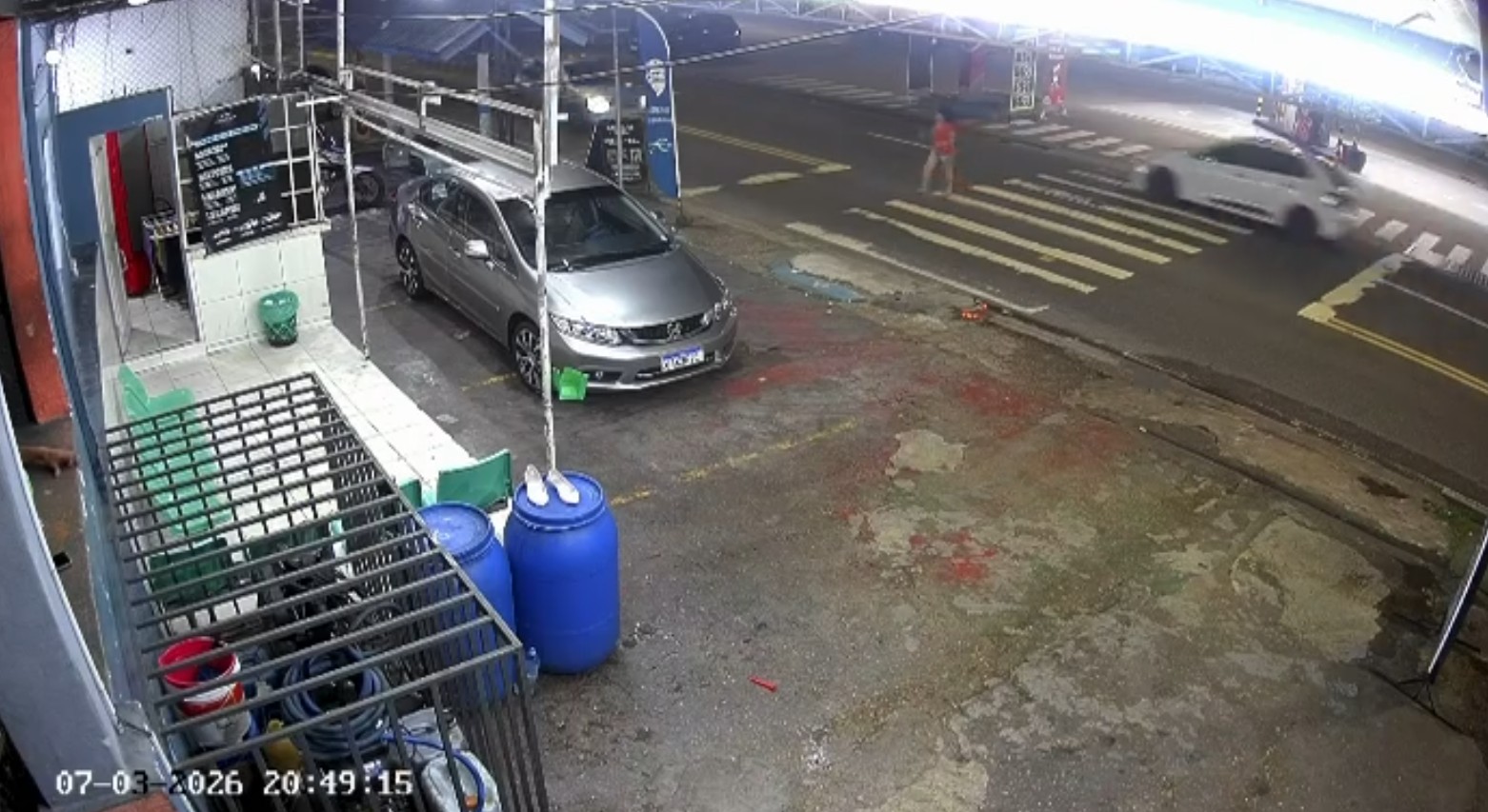 Mulher é atropelada em faixa de pedestres em Manaus e motorista foge sem prestar socorro; VÍDEO