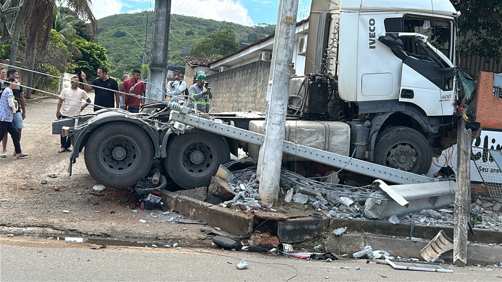 Server dies hit by oncoming truck in Alagoas