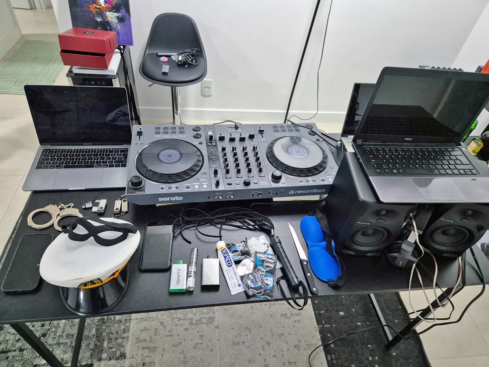 Mesa de DJ, algemas e outros brinquedos sexuais na casa de Lucas — Foto: Reprodução