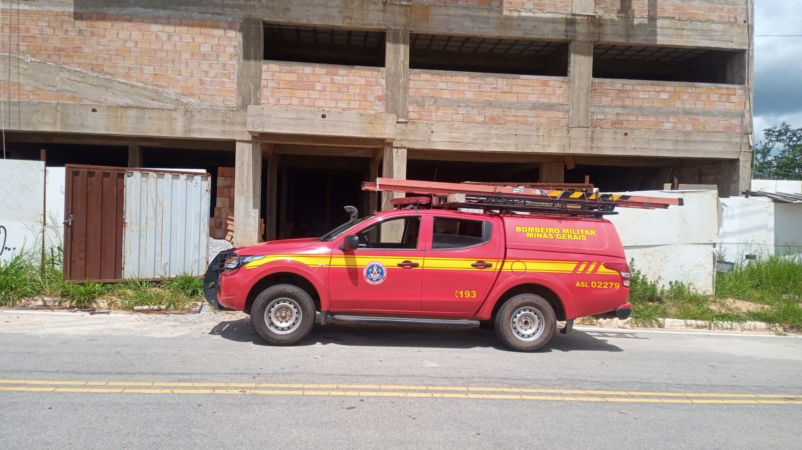 Trabalhador sobrevive após cair 12 metros em fosso de elevador de obra em Itaúna