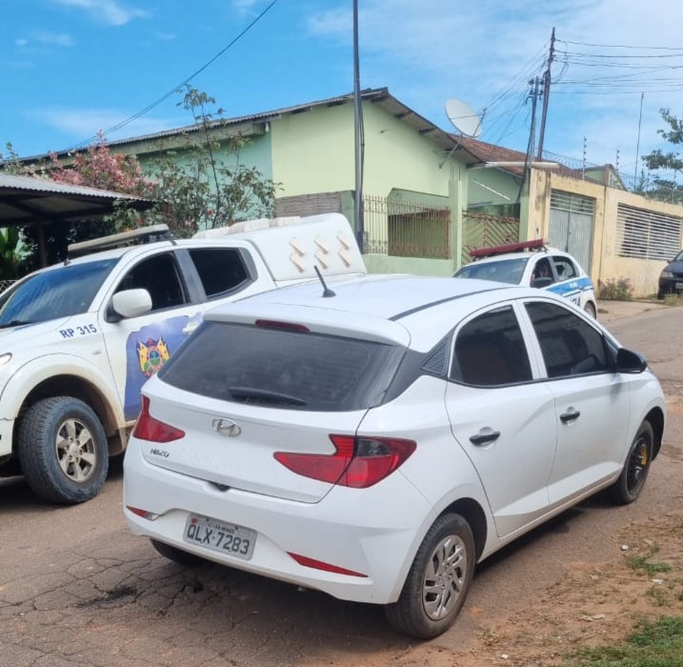 Suspeitos foram presos pela Polícia Militar no bairro das Placas em carro roubado, em Rio Branco — Foto: Arquivo/PM-AC