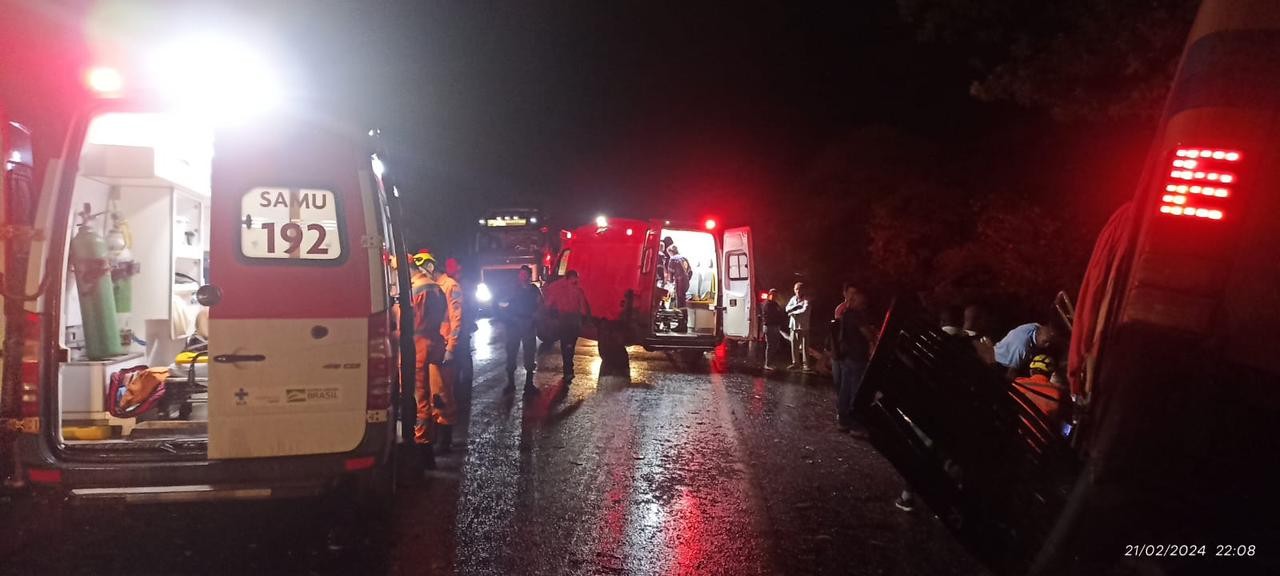 Cinco pessoas ficam feridas em acidente entre dois ônibus na BR-251, em Francisco Sá