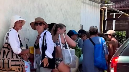 Ataque de drones em praia na Ucrânia assusta banhistas e causa fuga em massa; VÍDEO - Imagens mostram o momento em que os barulhos de explosão e tiros começam e várias pessoas que estavam na areia ou no mar correm para buscar abrigo.