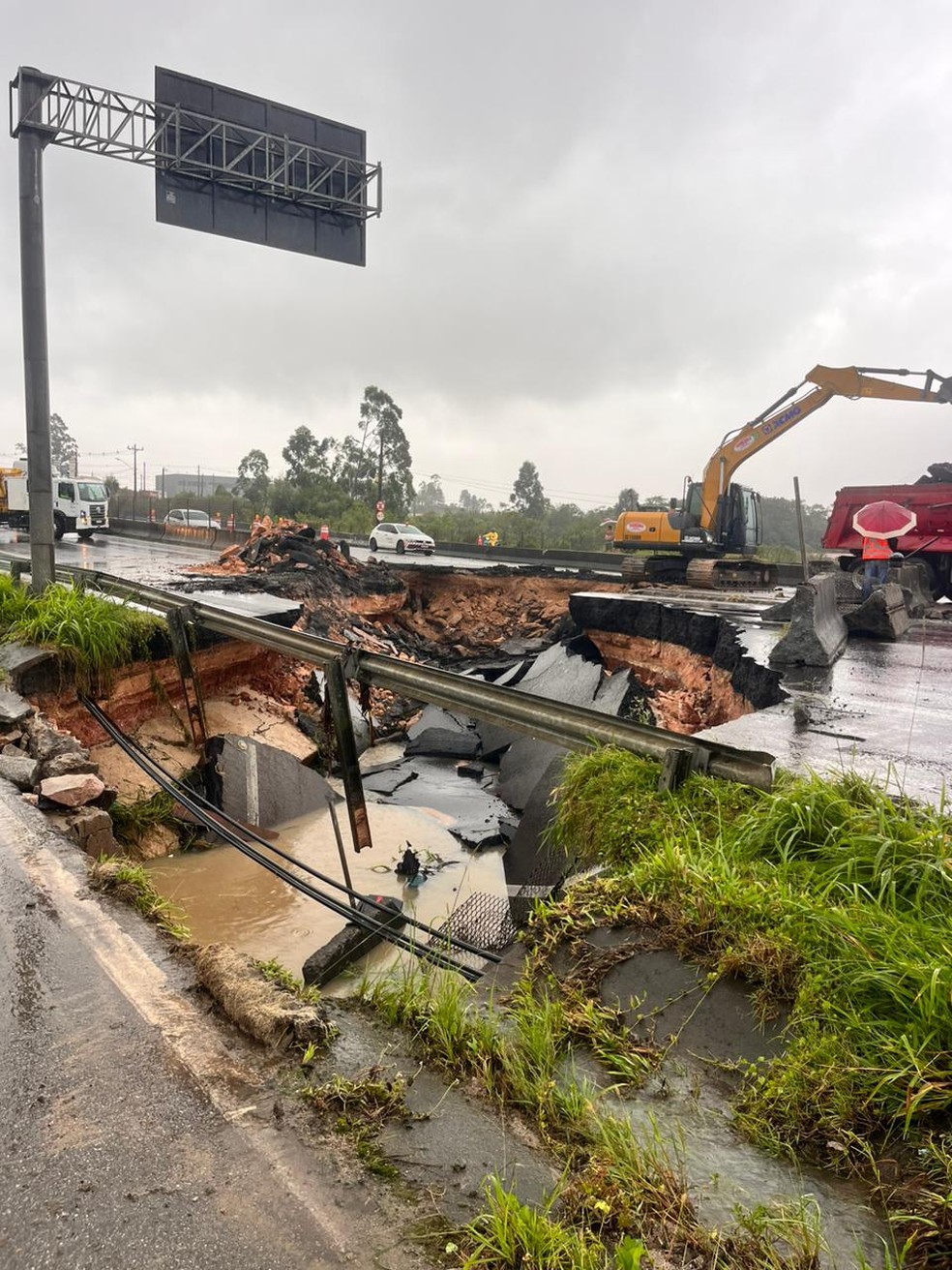 Cratera no km 181 da BR-101, em trecho que corta a cidade de Biguaçu (SC) — Foto: Carolina Fernandes/NSC TV