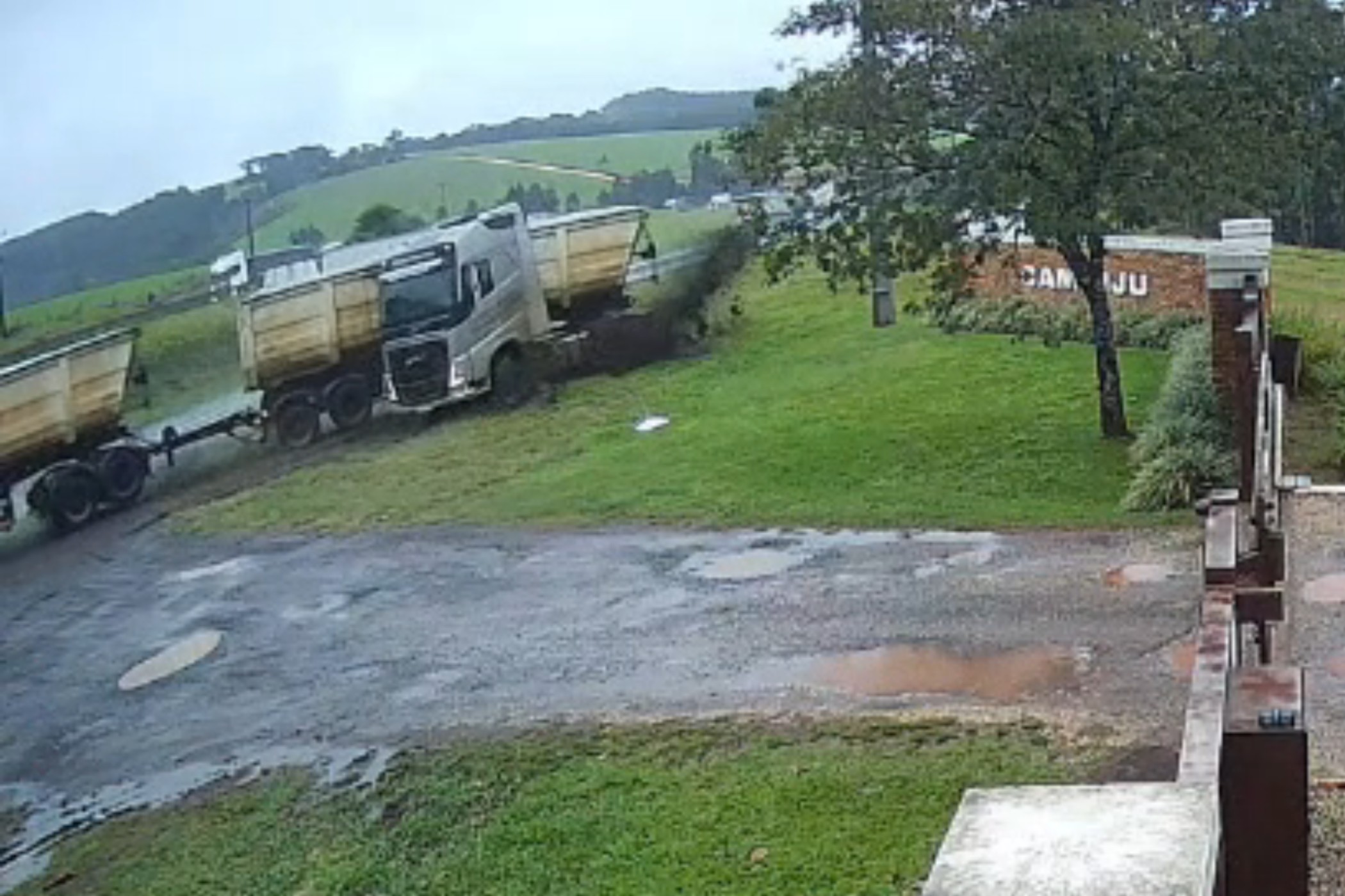VÍDEO: caminhão sai da pista, faz 'L' e atinge cerca de fazenda às margens da BR-376, no Paraná