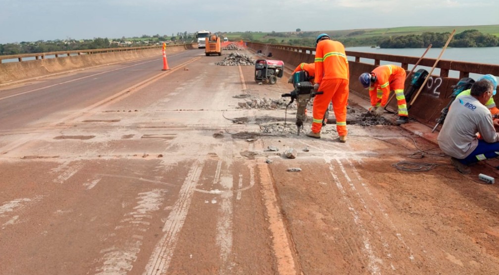 Obras na ponte que faz ligação interestadual entre Pirapozinho (SP) e Santo Inácio (PR) — Foto: DER-SP