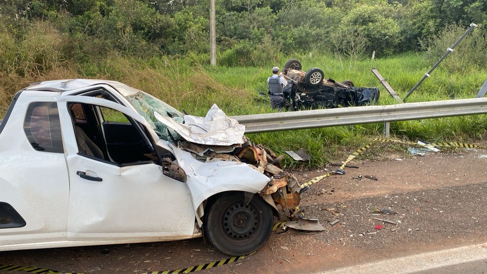 Motorista morre após bater carro contra picape na SP-310 em Catanduva (SP) — Foto: Reprodução / WhatsApp