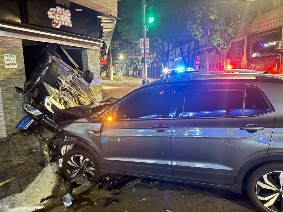Carro invade a&ccedil;ougue ap&oacute;s acidente no Tatuap&eacute;, Zona Leste de SP &mdash; Foto: Rafael Castro e Johan Carlos/TV Globo
