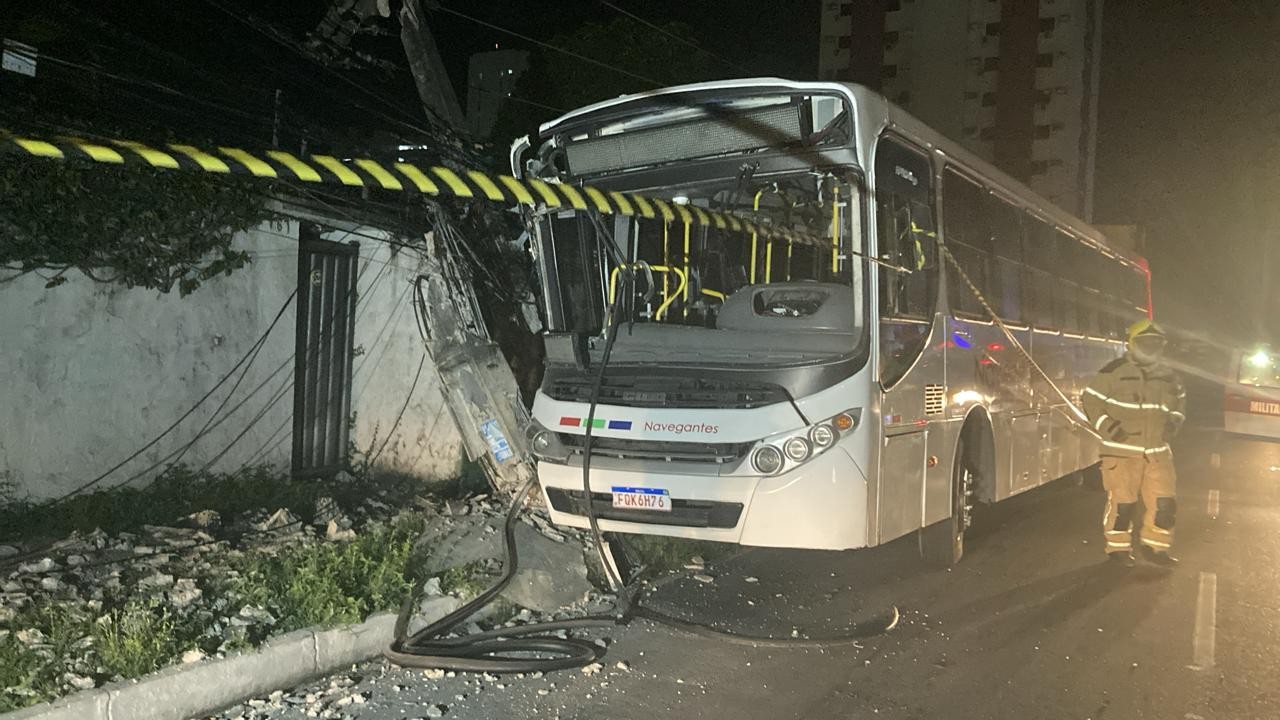 Motorista perde controle de ônibus e poste é partido no meio após colisão no Retão, em João Pessoa