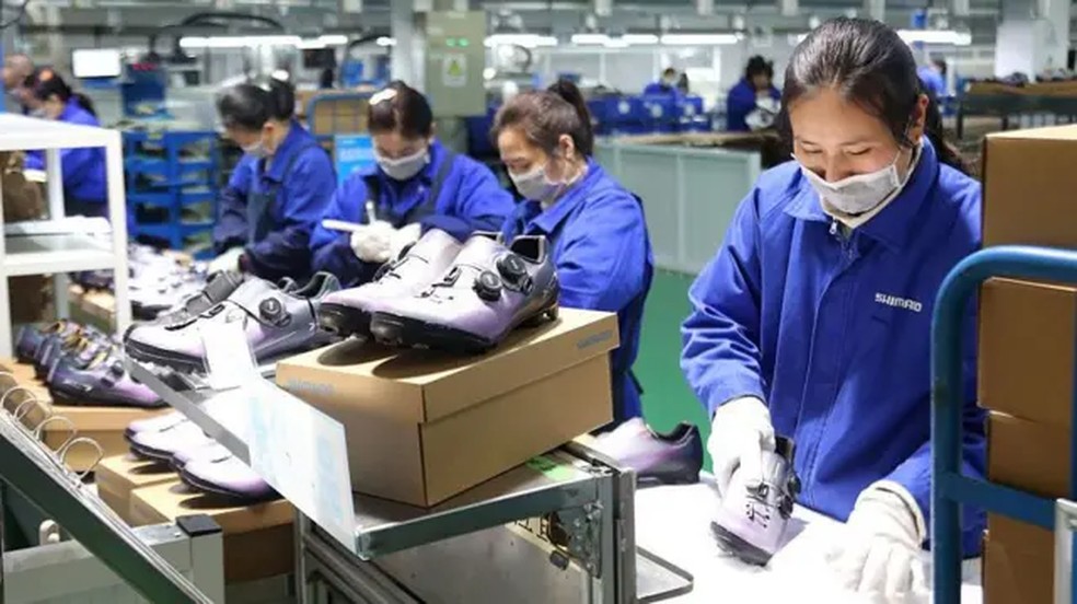 Um terço dos trabalhadores de Jinjiang são empregados por fabricantes de calçados. — Foto: CFOTO/Future Publishing via Getty Images via BBC