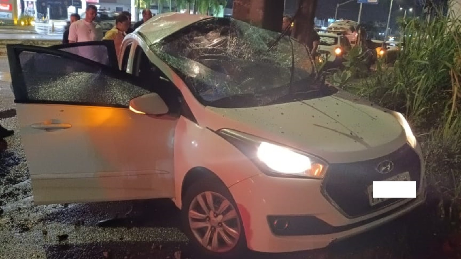Motorista morre e duas passageiras ficam feridas após carro bater em poste no Eusébio