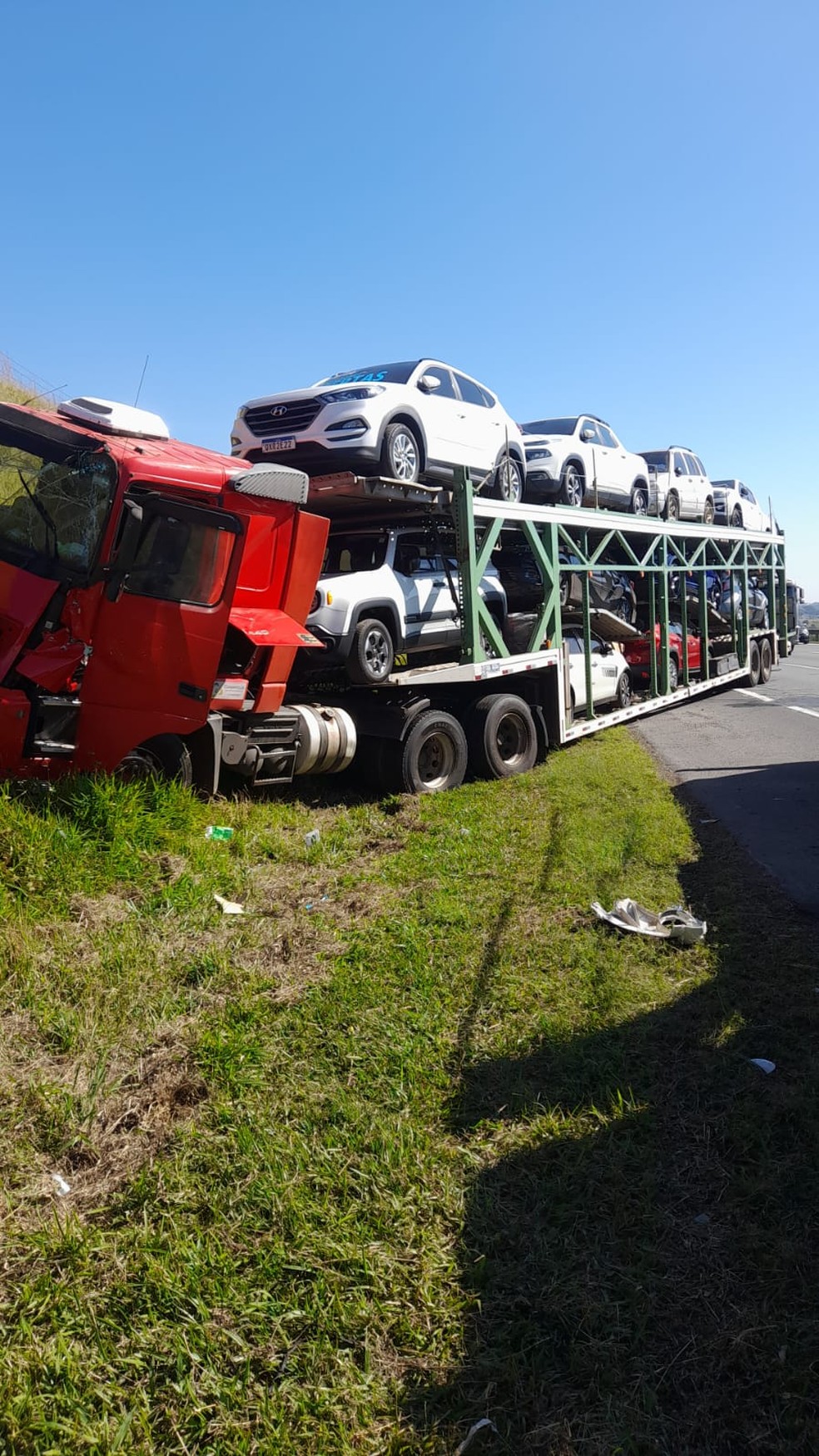 Caminhão-cegonha se envolveu em engavetamento na Rodovia dos Bandeirantes, em Louveira — Foto: Divulgação/Polícia Rodoviária