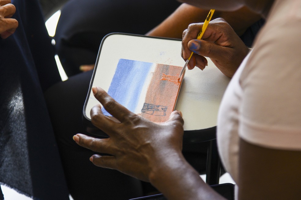 Secretaria da Mulher faz oficina de pintura com vítimas de violência — Foto: Divulgação/Fernanda Sabença