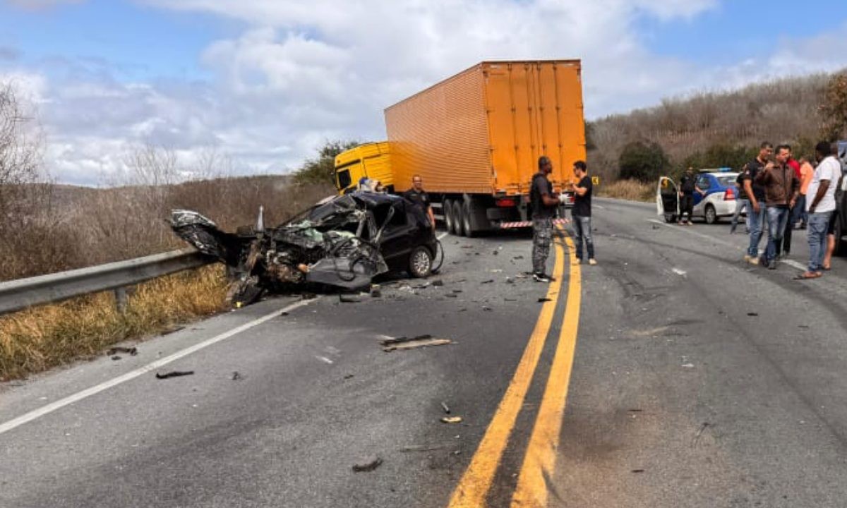 Homem morre e carro fica irreconhecível após batida com carreta na Bahia 