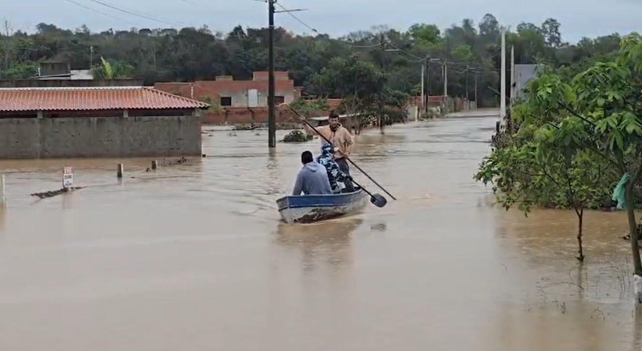 Moradores ficam ilhados após alagamento e usam barco para se locomover no interior de SP