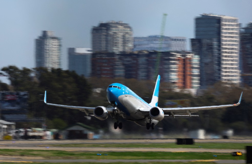 Boeing 737-887, da companhia Aerolíneas Argentinas, decola no aeroporto Jorge Newbery, em Buenos Aires, na Argentina. — Foto: Reuters