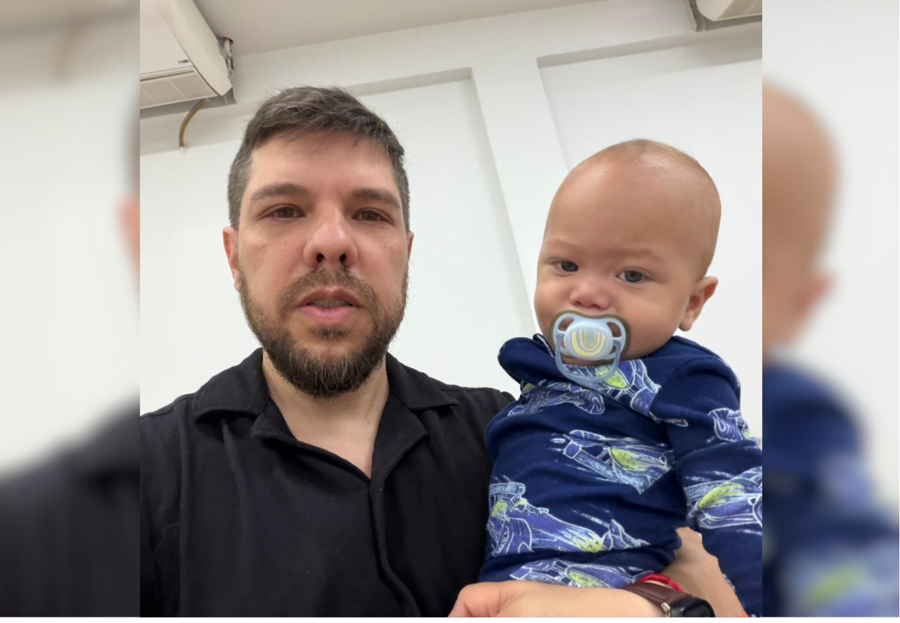 Professor emociona ao ninar bebê para aluna fazer prova em faculdade: 'Choramingou, dormiu e deu tudo certo'