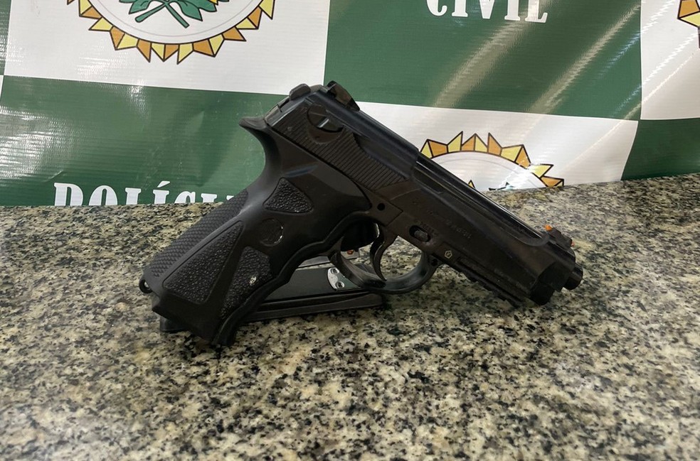 Pistola de ar comprimido encontrada pelos policiais civis embaixo da cama da família — Foto: Reprodução