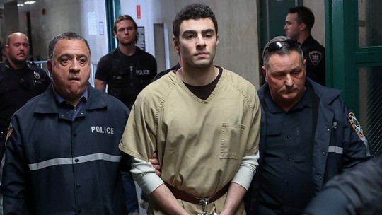 Advogados de Luigi Mangione pedem que juiz barre pena de morte pelo assassinato de executivo - Defesa alega que acusação foi marcada por violações de direitos e pede que a pena de morte seja retirada do caso.