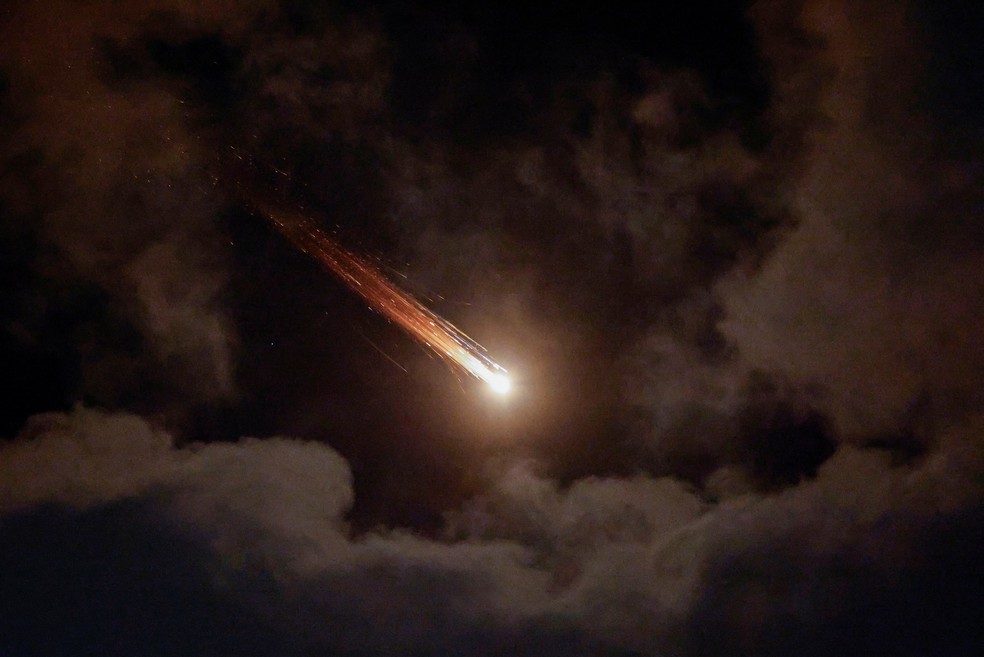 M&iacute;ssil iraniano cruza o espa&ccedil;o a&eacute;reo israelense em meio ao conflito entre os EUA e Israel com o Ir&atilde;, visto de Ashkelon, Israel, em 7 de abril de 2026 &mdash; Foto: Amir Cohen/Reuters