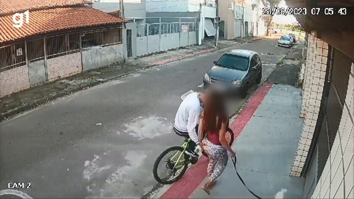 Mulher sai para passear com cachorro e é assediada por homem de bicicleta