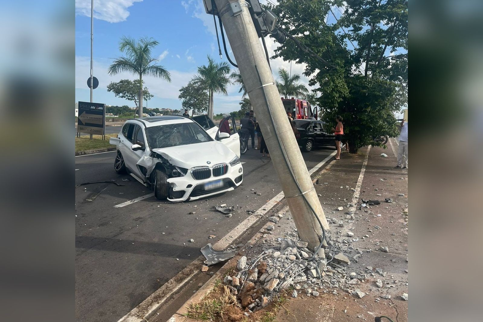 Carro com quatro crianças bate contra poste de energia em Votorantim