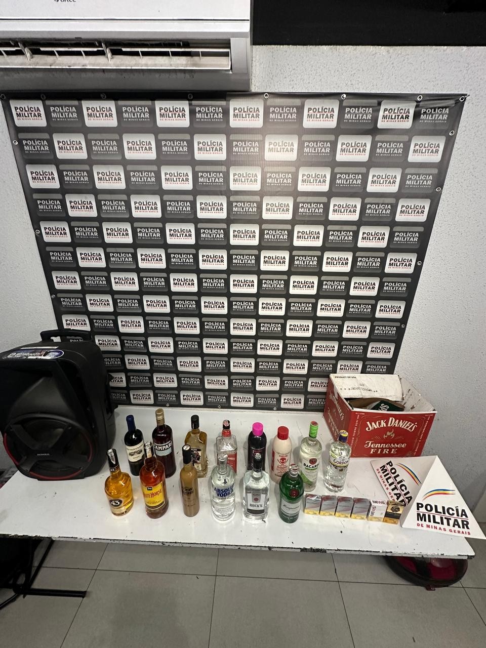 Garrafas de bebidas, maços de cigarros e caixa de som: suspeitos de furto em loja de conveniência são detidos em Divinópolis
